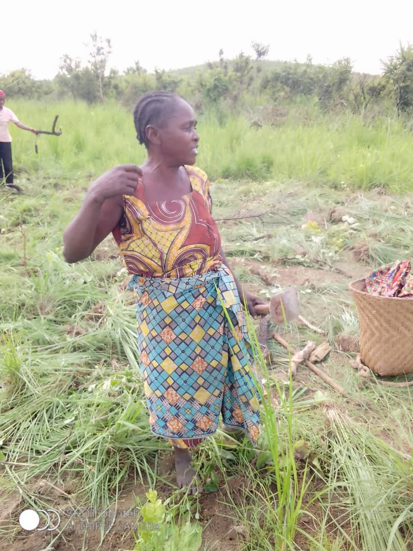 Une femme sur une parcelle agricole lors de la mission 2025.
