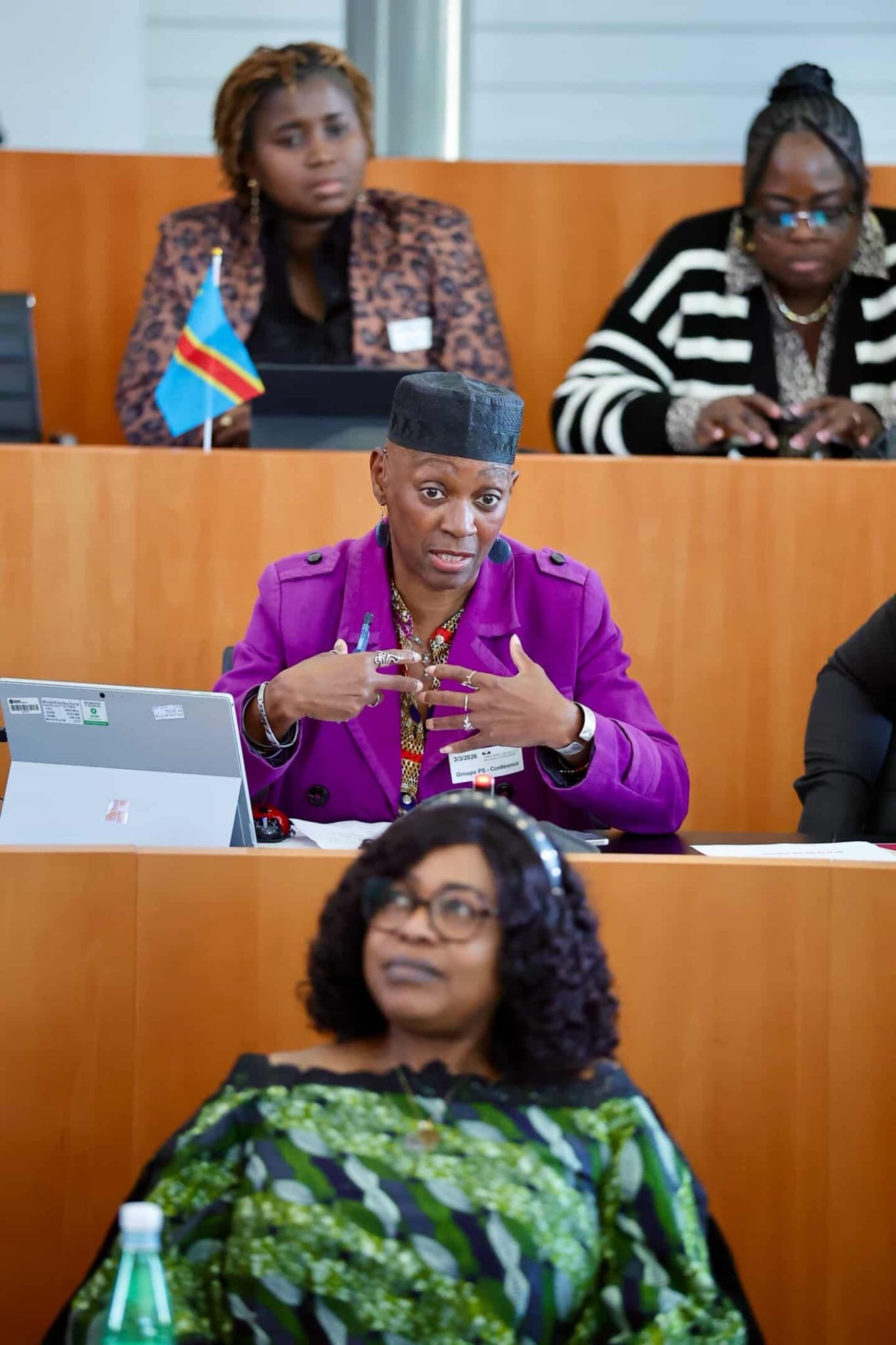 Échanges entre participantes lors du colloque au Parlement bruxellois.